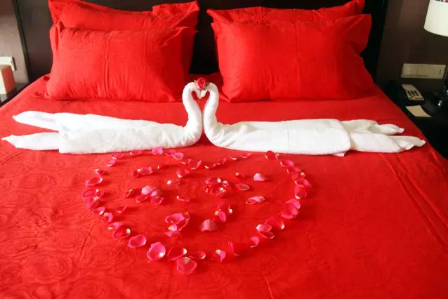 情人節(jié)最溫暖告白！84歲老人包下整樓示愛(ài)老伴