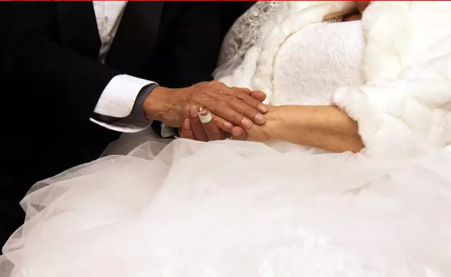 情人節(jié)最溫暖告白！84歲老人包下整樓示愛(ài)老伴