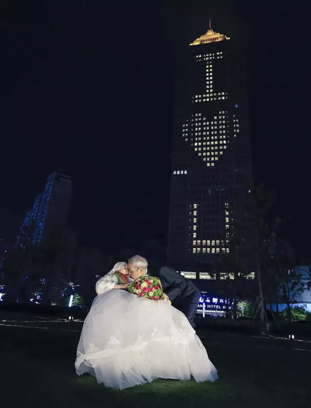 情人節(jié)最溫暖告白！84歲老人包下整樓示愛(ài)老伴