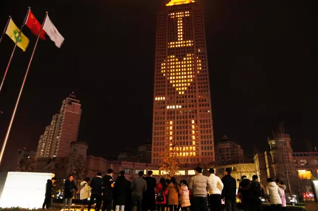 情人節(jié)最溫暖告白！84歲老人包下整樓示愛(ài)老伴