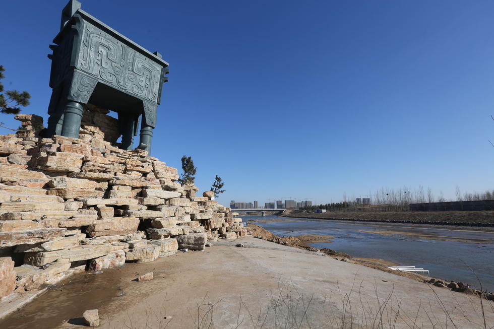 鄭州河邊建十米高銅鼎無防護 網(wǎng)友:不怕淹了？