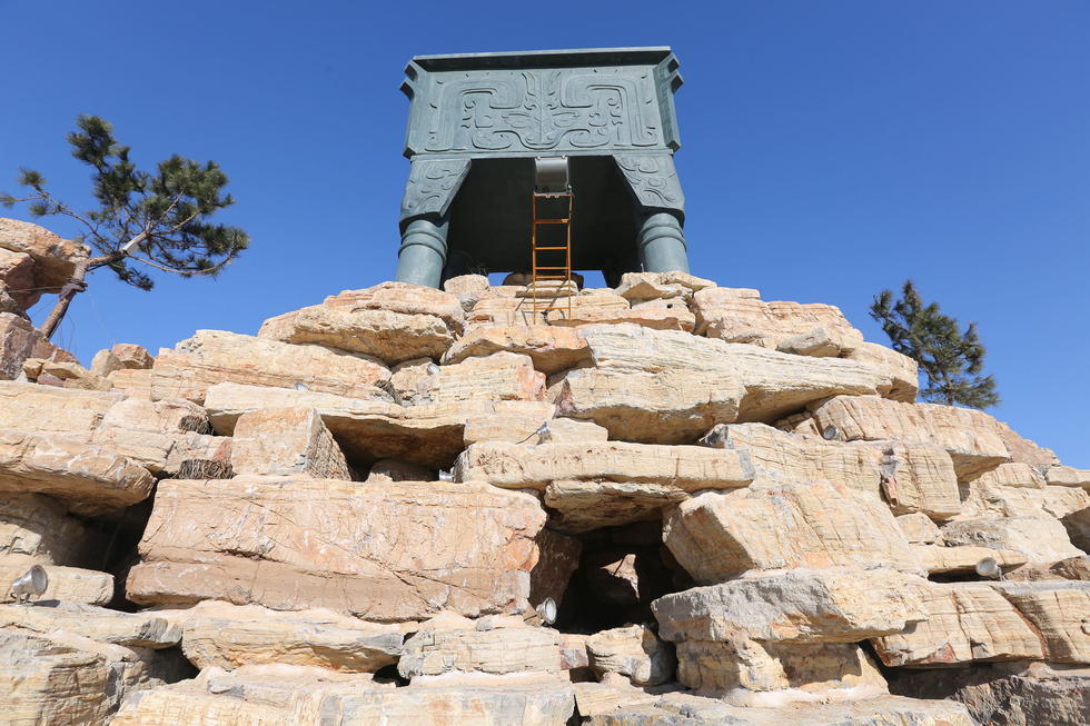 鄭州河邊建十米高銅鼎無防護 網(wǎng)友:不怕淹了？