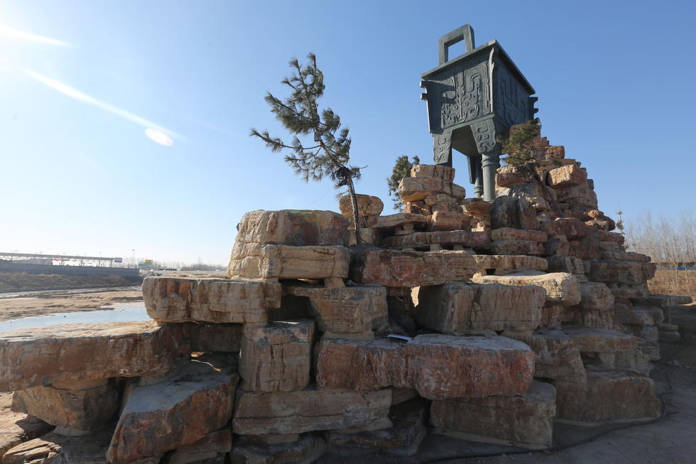 鄭州河邊建十米高銅鼎無防護 網(wǎng)友:不怕淹了？