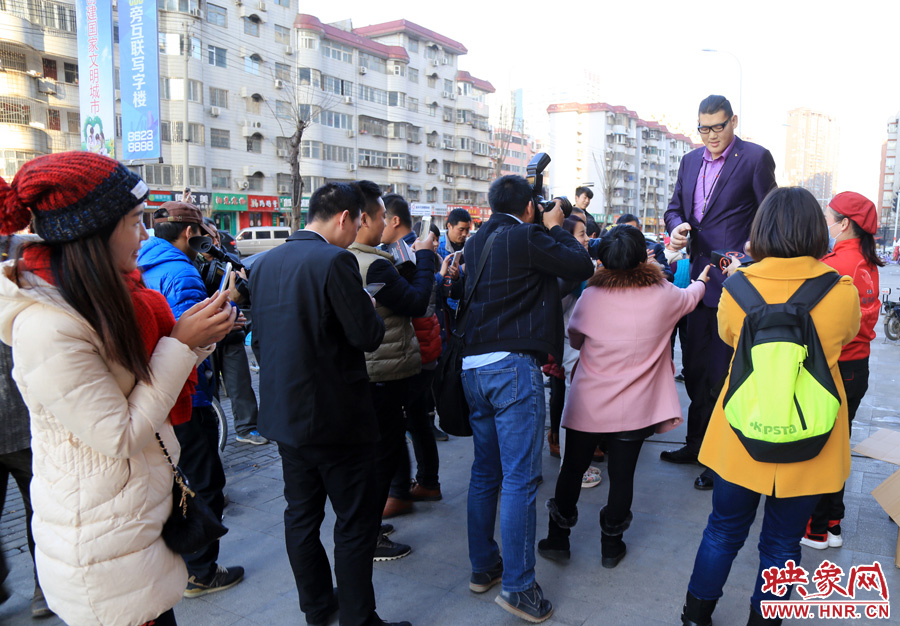 “亞洲第一巨人”張歡身高2.38米，在人群中非常出眾。