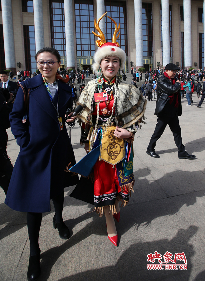 這位黑龍江代表團(tuán)的人大代表，頭上高高的頭飾相當(dāng)搶眼