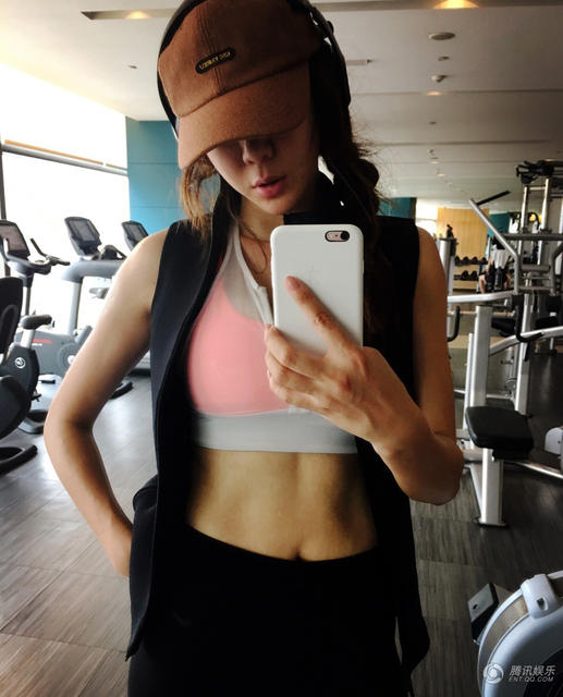 周韋彤曬出性感健身照。