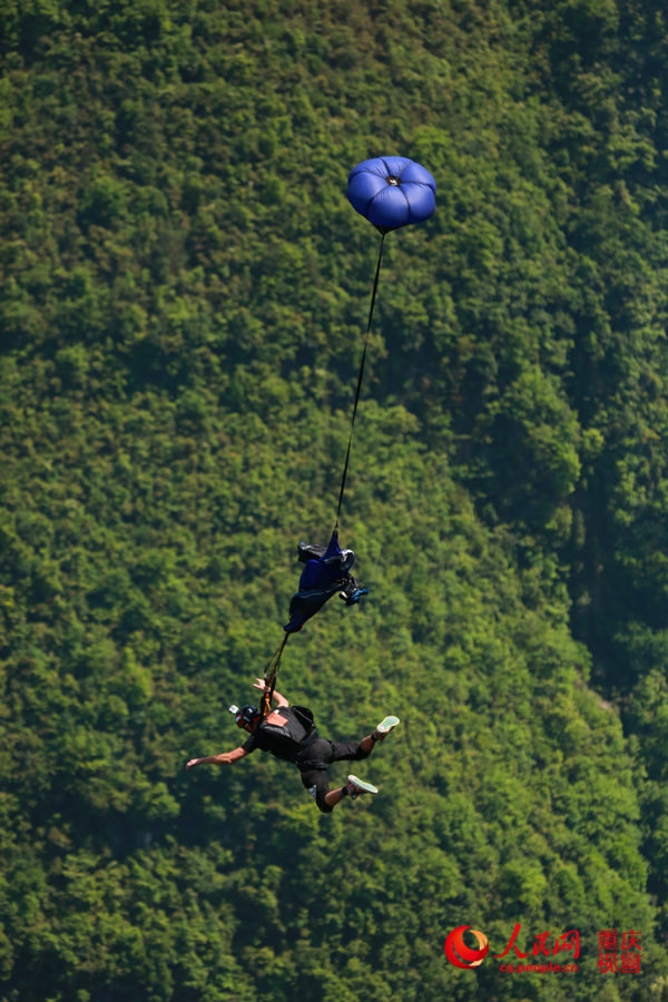 28日，2016世界低空跳傘大賽在重慶云陽(yáng)龍缸景區(qū)正式開(kāi)賽。圖為選手角逐中。劉政寧 攝