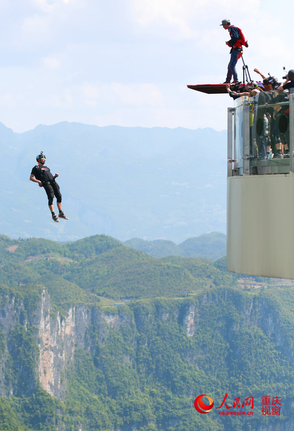 28日，2016世界低空跳傘大賽在重慶云陽(yáng)龍缸景區(qū)正式開(kāi)賽。圖為選手角逐中。劉政寧 攝
