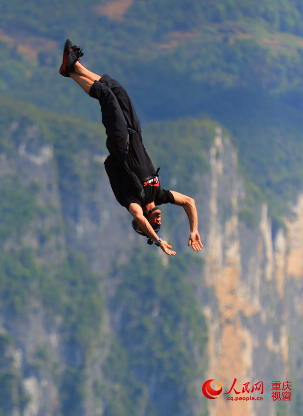 28日，2016世界低空跳傘大賽在重慶云陽(yáng)龍缸景區(qū)正式開(kāi)賽。圖為選手角逐中。劉政寧 攝