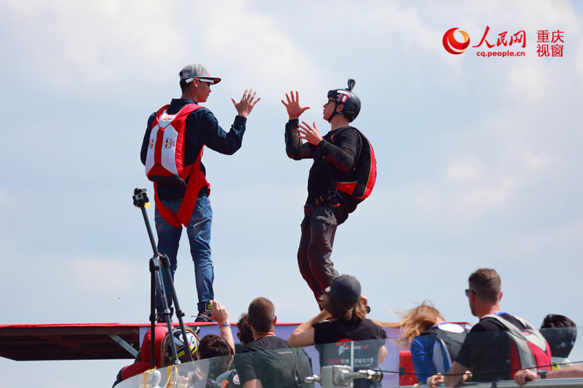 28日，2016世界低空跳傘大賽在重慶云陽(yáng)龍缸景區(qū)正式開(kāi)賽。圖為選手角逐中。劉政寧 攝
