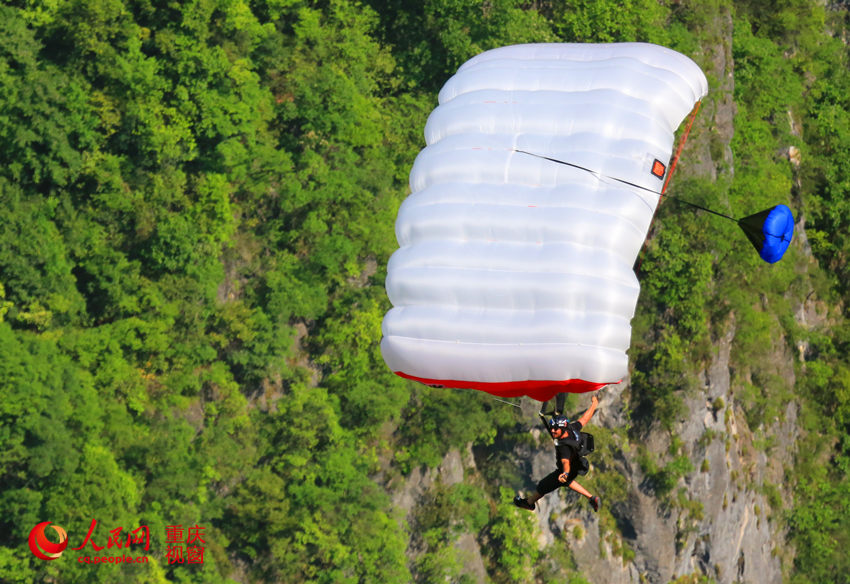28日，2016世界低空跳傘大賽在重慶云陽(yáng)龍缸景區(qū)正式開(kāi)賽。圖為選手角逐中。劉政寧 攝
