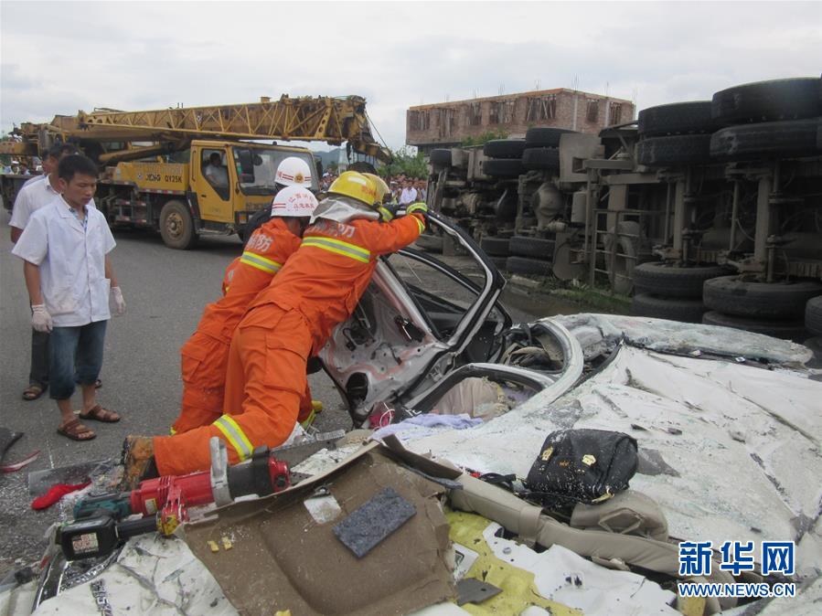 江西會昌一大貨車側(cè)翻 壓扁小車致6人死亡