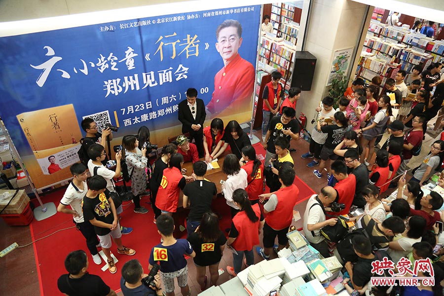 不到三個(gè)小時(shí)的簽售時(shí)間，六小齡童累計(jì)簽售自傳2900余冊(cè)，創(chuàng)造了鄭州購(gòu)書(shū)中心的歷史記錄.jpg