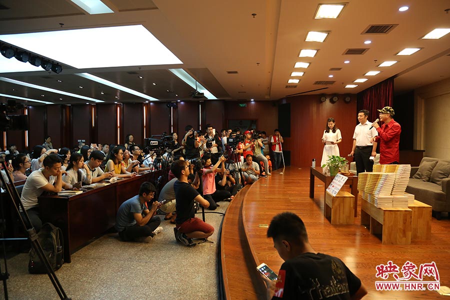 河南本土主流媒體基本全部到場(chǎng)，六小齡童接受記者提問(wèn)。