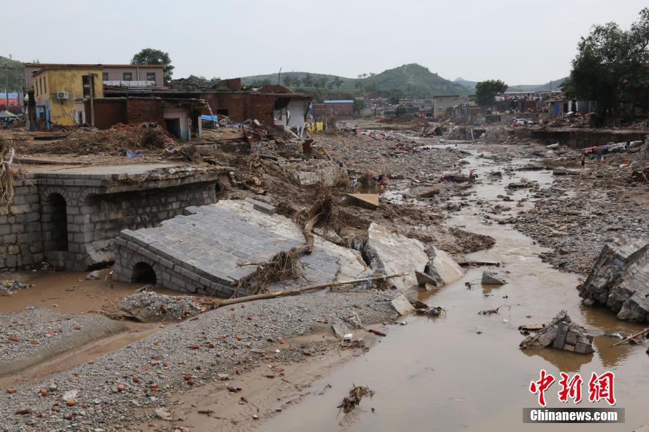 圖為都里鎮(zhèn)被洪水沖斷的橋梁。