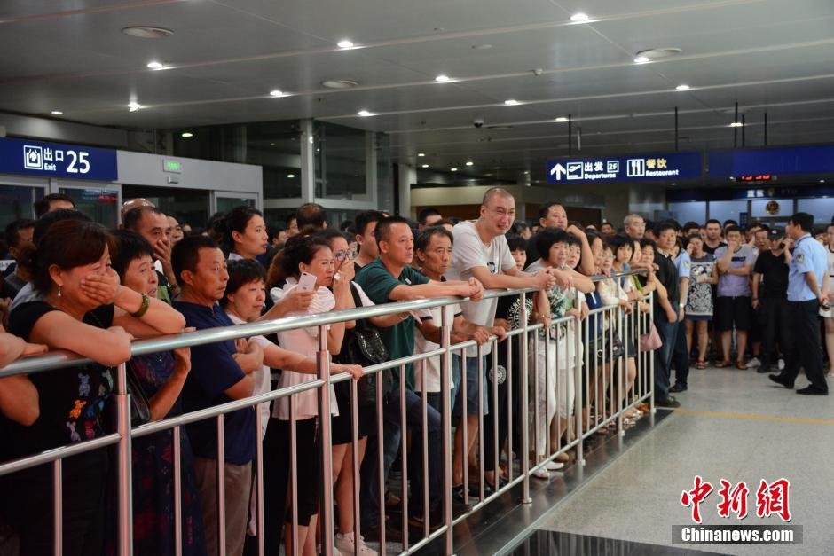 當(dāng)日18時(shí)許，前來接機(jī)的家屬陸續(xù)來到大連機(jī)場，等候著其他親屬帶著親人骨灰“回家”。