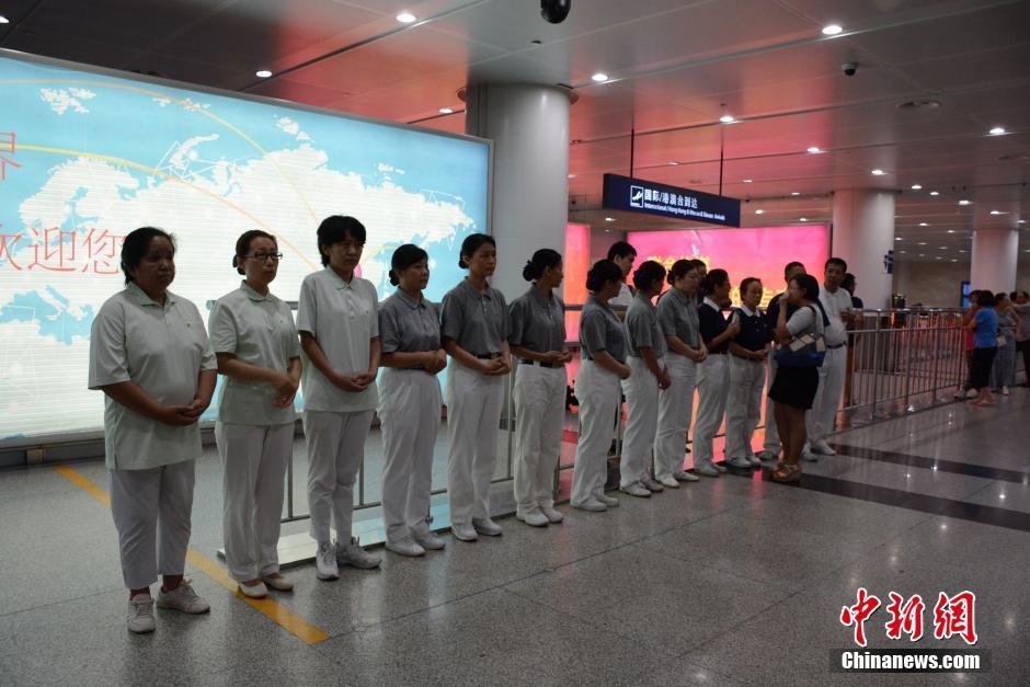 圖為臺(tái)灣慈濟(jì)慈善基金會(huì)大連聯(lián)絡(luò)處工作人員等候罹難者家屬。