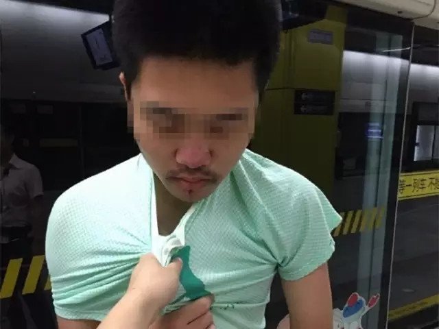 上海一女子地鐵上單手擒色狼 網(wǎng)友點(diǎn)贊