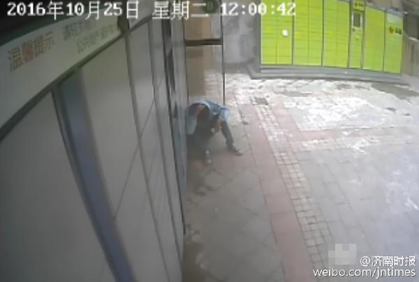 濟(jì)南18歲快遞小哥遭客戶暴打 疑因快遞柜打不開