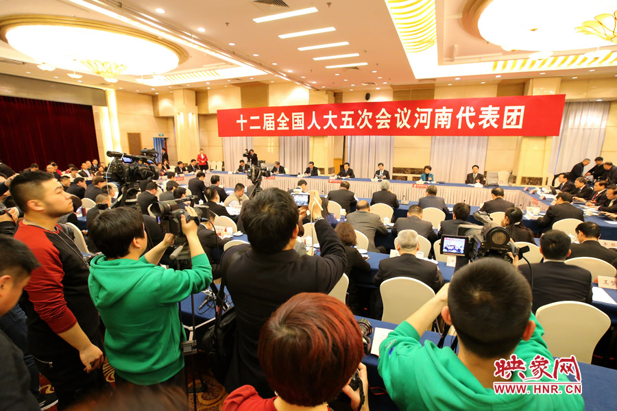 記者擠滿了媒體區(qū)，前來聽取河南“聲音”