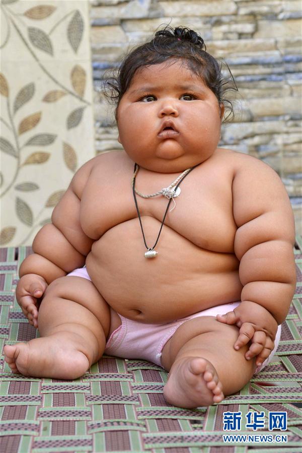 4月17日，在印度阿姆利則，女孩查哈特在家中。