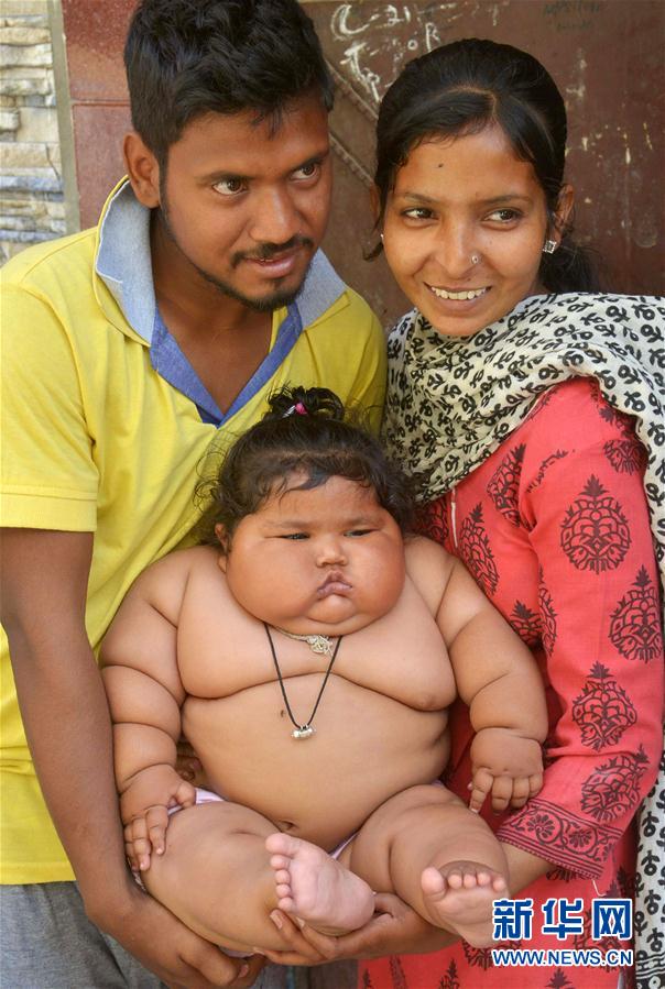 4月17日，在印度阿姆利則，女孩查哈特（中）和父母在家中。
