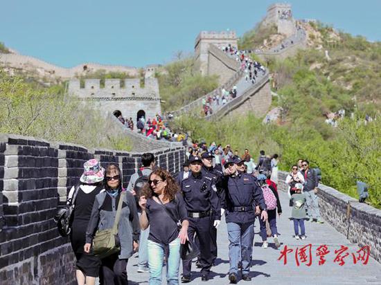 參加聯(lián)合巡邏的中意警察在長城上巡邏。本網(wǎng)記者 陳路坤 攝