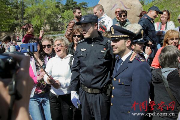 游客與聯(lián)合巡邏的中意警察合影。本網(wǎng)記者 陳路坤 攝