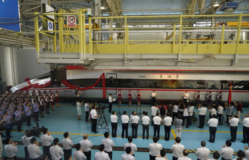 當日，由中國鐵路總公司牽頭組織研制、具有完全自主知識產(chǎn)權(quán)、達到世界先進水平的中國標準動車組被命名為“復(fù)興號”。“復(fù)興號”將于6月26日在京滬高鐵兩端的北京南站和上海虹橋站雙向首發(fā)。