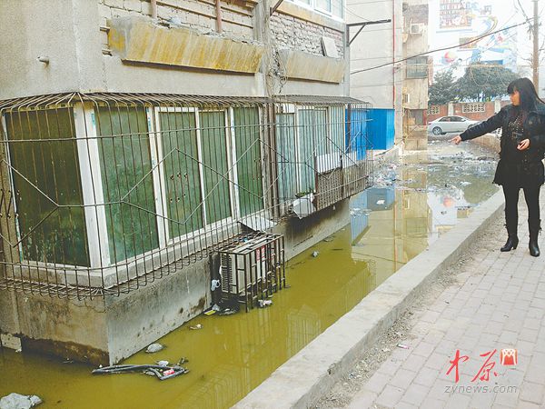 　　居民看著污水溝滿是無(wú)奈。