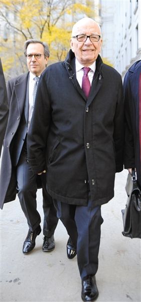 20日，默多克走出法庭。