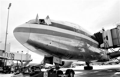 2011年4月5日，美國航空公司為洛杉磯至上海首條直飛航線的開通舉行剪彩儀式。目前，美國航空、美國聯(lián)合航空和達(dá)美航空已經(jīng)向中國提交了飛行計(jì)劃。