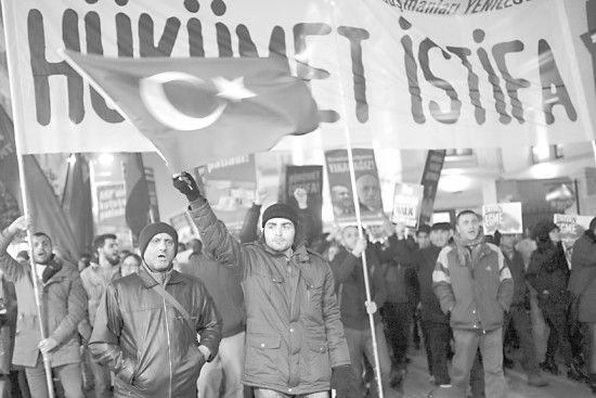 　土耳其民眾25日抗議政府貪腐行為。