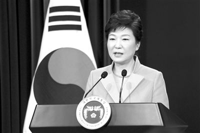 1月6日，韓國總統(tǒng)樸槿惠在首爾總統(tǒng)府青瓦臺(tái)舉行的新年記者會(huì)上發(fā)言。新華社發(fā)