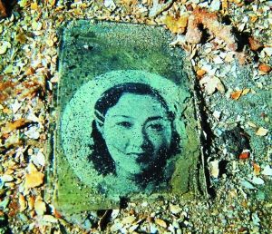 一名年輕女子的照片，很可能是當(dāng)年士兵的家人。