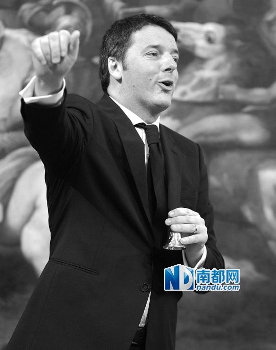 2月22日，在意大利羅馬總理府，新任總理馬泰奧·倫齊搖鈴象征正式行使總理權(quán)力。