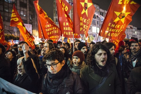 當(dāng)?shù)貢r間2014年2月25日，土耳其伊斯坦布爾，總理涉腐錄音引發(fā)全國抗議，要求本屆政府下臺。