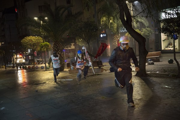 當(dāng)?shù)貢r間2014年2月25日，土耳其伊斯坦布爾，總理涉腐錄音引發(fā)全國抗議，要求本屆政府下臺。