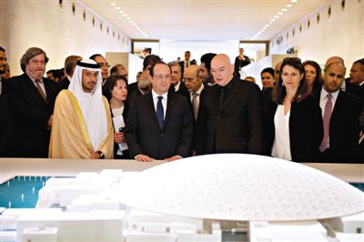 4月29日，法國總統(tǒng)奧朗德（中）和阿布扎比文化遺產(chǎn)委員會主席蘇爾坦親王（左）一起觀看“阿布扎比盧浮宮”建筑模型。盧浮宮計(jì)劃打造“阿布扎比盧浮宮”，以推廣法國文化。