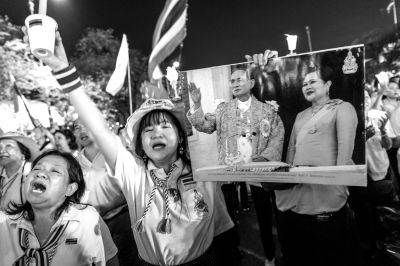 5日，泰國(guó)巴蜀府海濱度假勝地華欣，數(shù)萬(wàn)民眾身穿國(guó)王的代表色“黃色”T恤，自發(fā)上街，口喊“國(guó)王萬(wàn)歲”的口號(hào)。