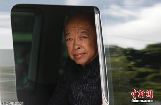 圖為泰國前副總理素拉蓬抵達陸軍俱樂部。