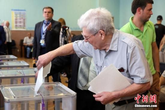 　5月25日，一名烏克蘭選民把填好的選票投入選票箱。