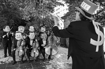 4日在布魯塞爾，非政府組織『樂(lè)施會(huì)』成員戴著七國(guó)首腦面具演奏名曲《錢錢》，批評(píng)七國(guó)政策導(dǎo)致全球貧富差