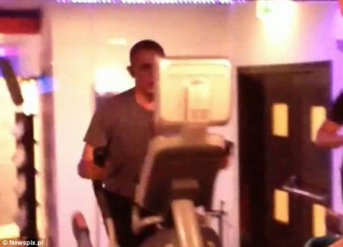 奧巴馬安?，F(xiàn)漏洞舉啞鈴健身時遭偷拍（組圖）（4）