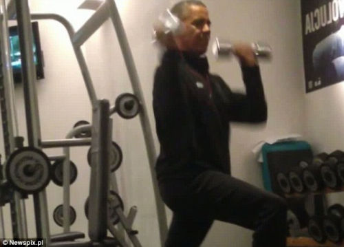 奧巴馬安?，F(xiàn)漏洞舉啞鈴健身時遭偷拍（組圖）（5）