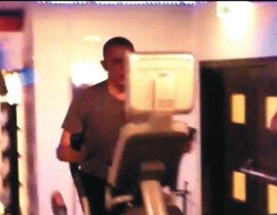 酒店健身中心，橢圓機(jī)上鍛煉的奧巴馬。