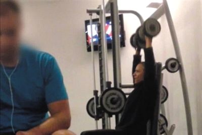 畫(huà)面中能看到健身房還有“其他人”。視頻截圖