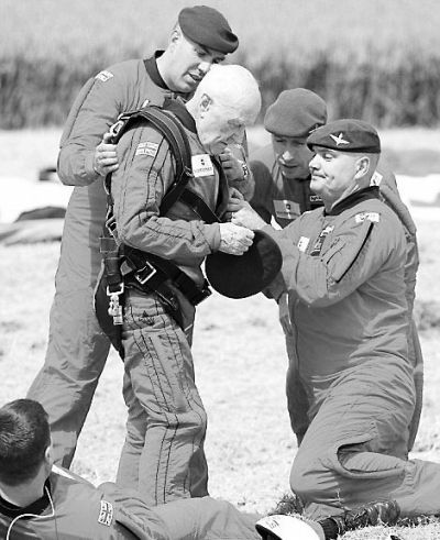 89歲的赫頓再次于70年前同一地點參加雙人跳傘。