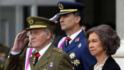 資料圖：西班牙國王胡安·卡洛斯一世（左）與其子費(fèi)利佩王儲(chǔ)（中）。