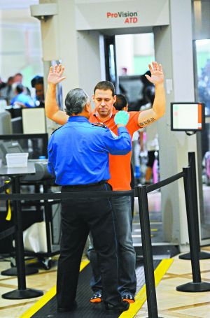 防止恐怖分子把炸彈偽裝成電子設(shè)備登機(jī)；新規(guī)適用于歐、非、中東赴美航班；智能手機(jī)將被重點(diǎn)排查